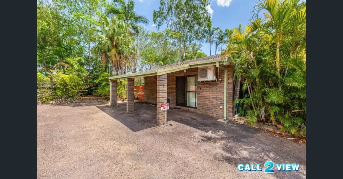 Tropical Malak Home Surrounded by Rainforest Garden, Easy Indoor Cat - Photo 1