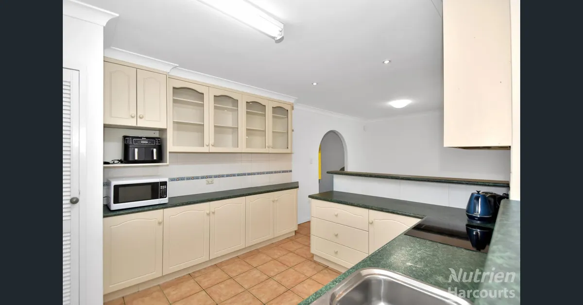 Spacious Open-Plan Family Home in Driver, Palmerston, Gentle Labrador - Photo 2