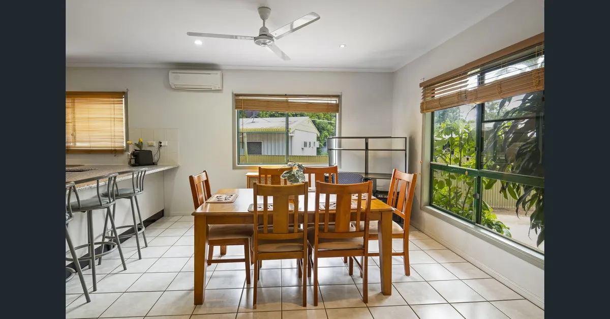 Tropical Family Home in Katherine, Friendly Chocolate Lab - Photo 4