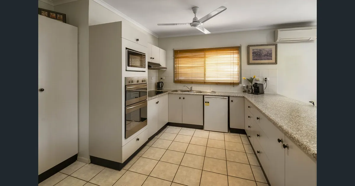 Tropical Family Home in Katherine, Friendly Chocolate Lab - Photo 5