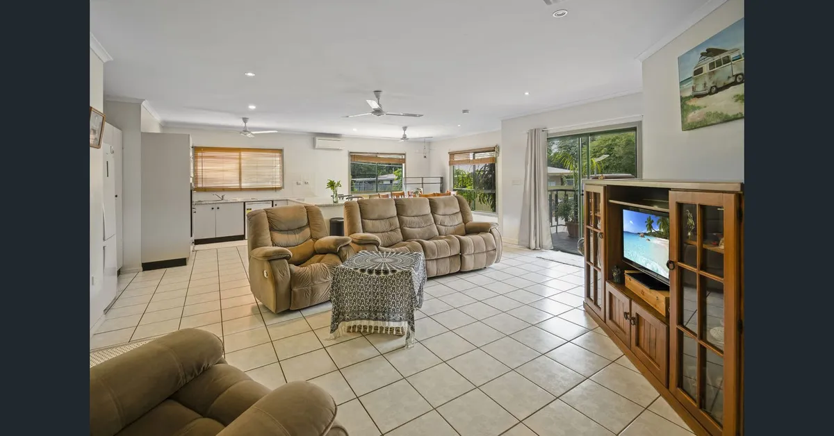 Tropical Family Home in Katherine, Friendly Chocolate Lab - Photo 1
