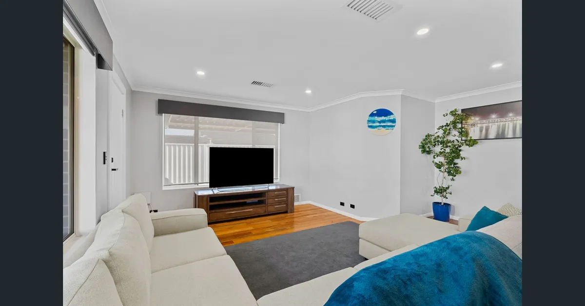 Renovated Halls Head Family Home Near the Beach, Sweet Cavalier - Photo 3