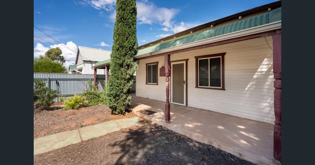 Character Goldfields Cottage in South Kalgoorlie, Two Easy-Going Cats - Photo 3