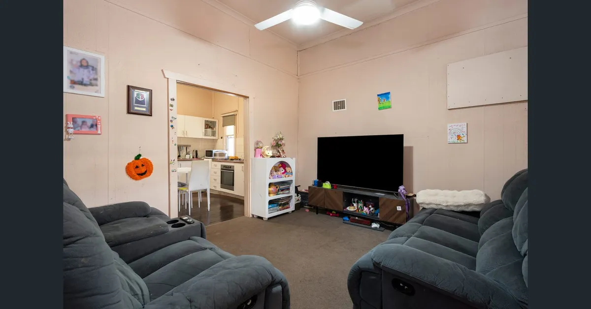 Character Goldfields Cottage in South Kalgoorlie, Two Easy-Going Cats - Photo 1