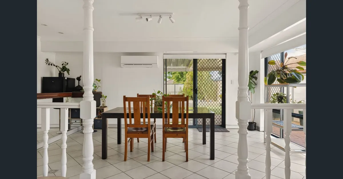 Spacious Family Home in Ballajura, Cuddly Cavoodle and a Cheeky Cockatiel - Photo 2