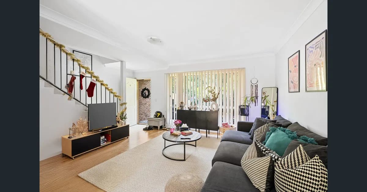 Stylish Central Coast Townhouse in North Gosford with a French Bulldog and a Pet Axolotl - Photo 2