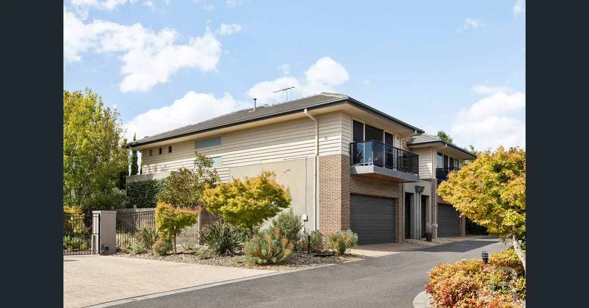 Modern Berwick Family Townhouse with a Cuddly Cavoodle and a Goldfish - Photo 1