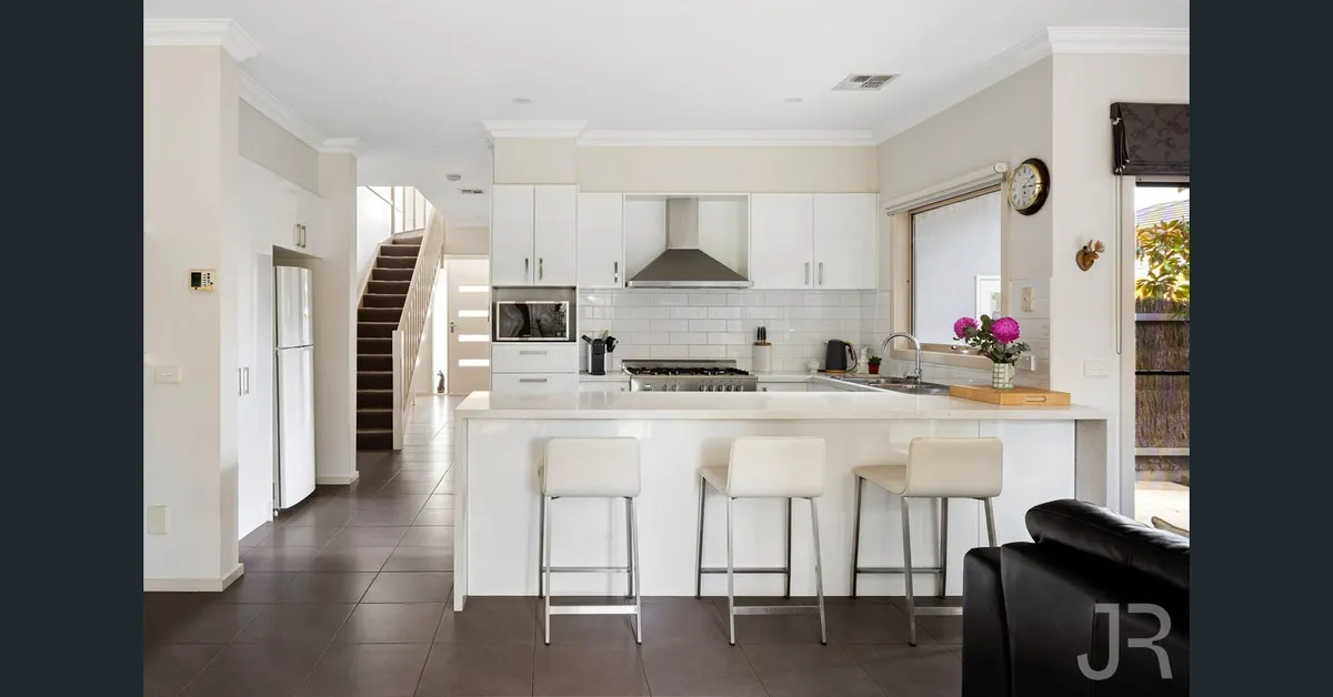 Modern Berwick Family Townhouse with a Cuddly Cavoodle and a Goldfish - Photo 2