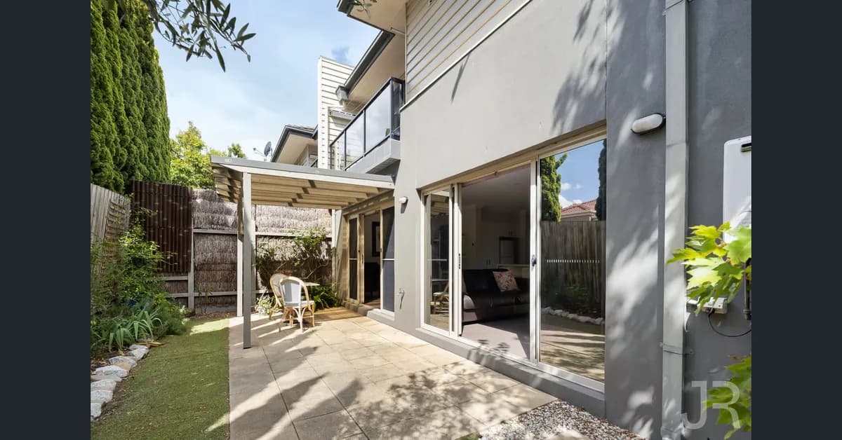 Modern Berwick Family Townhouse with a Cuddly Cavoodle and a Goldfish - Photo 3