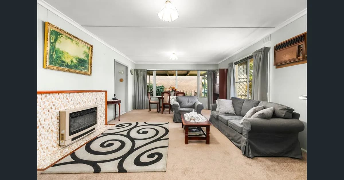 Character Mid-Century Family Home in Broadmeadows with Two Friendly Budgies - Photo 2