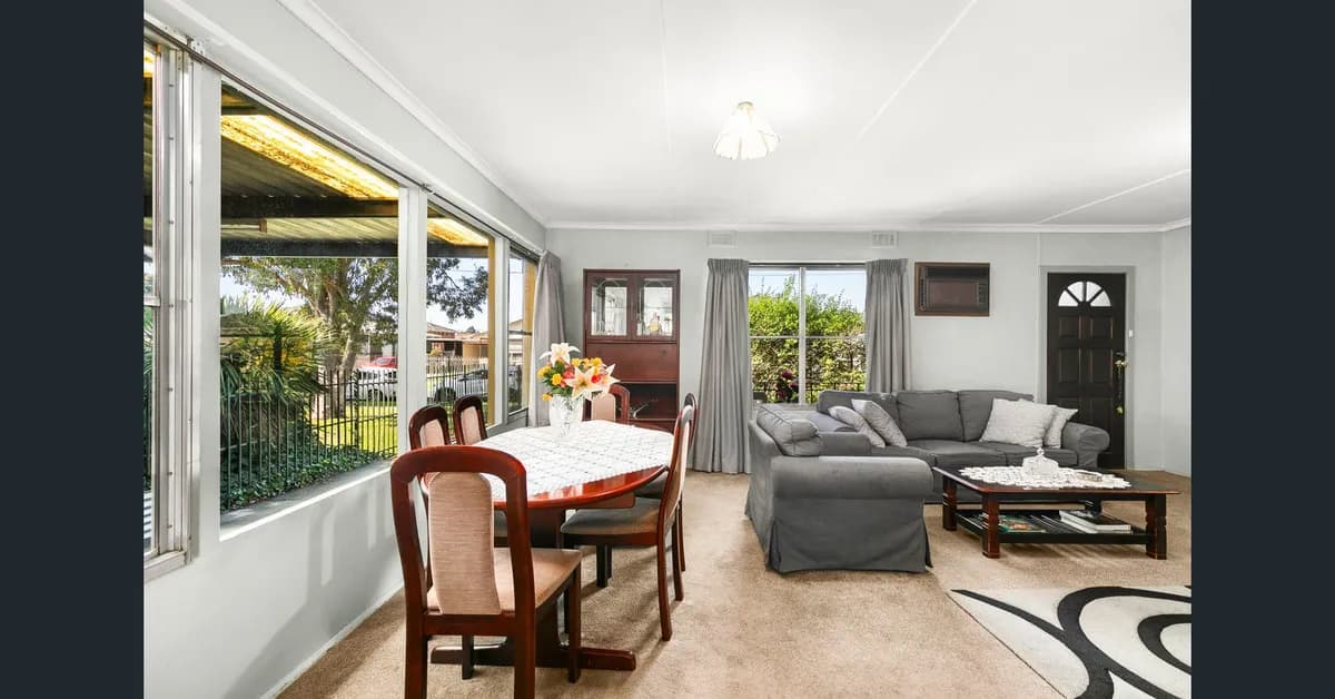 Character Mid-Century Family Home in Broadmeadows with Two Friendly Budgies - Photo 3