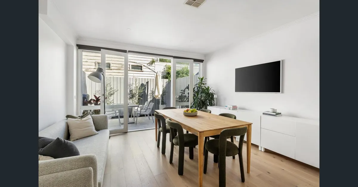 Designer Prahran Townhouse in the Heart of Inner Melbourne with an Elegant Russian Blue - Photo 2