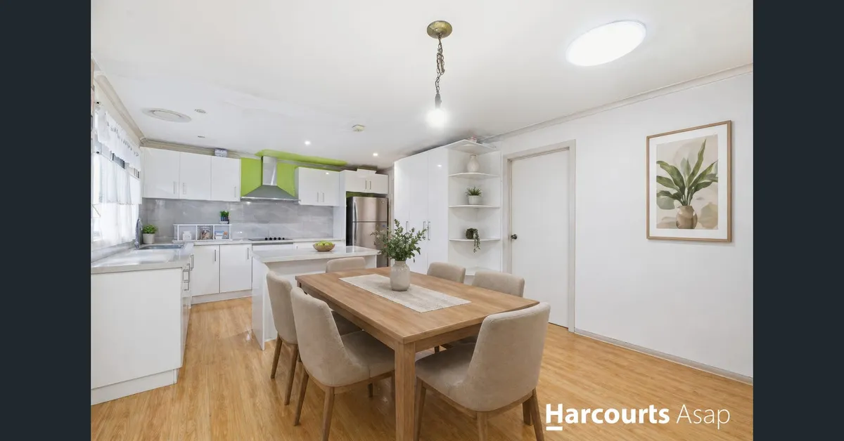 Bright Family Villa in Keysborough with a Friendly Pomeranian - Photo 3