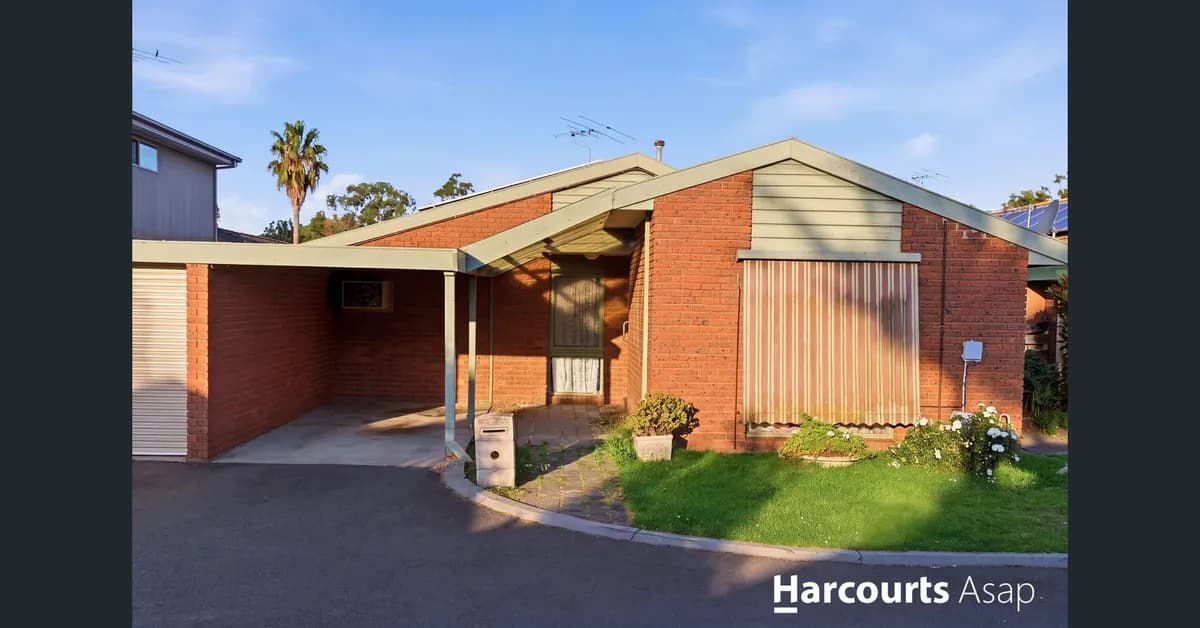 Bright Family Villa in Keysborough with a Friendly Pomeranian - Photo 1