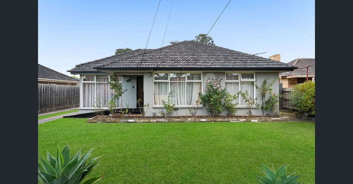 Comfortable Mulgrave Family Home with Outdoor Kitchen and a Senior Maltese-Shih Tzu - Photo 2