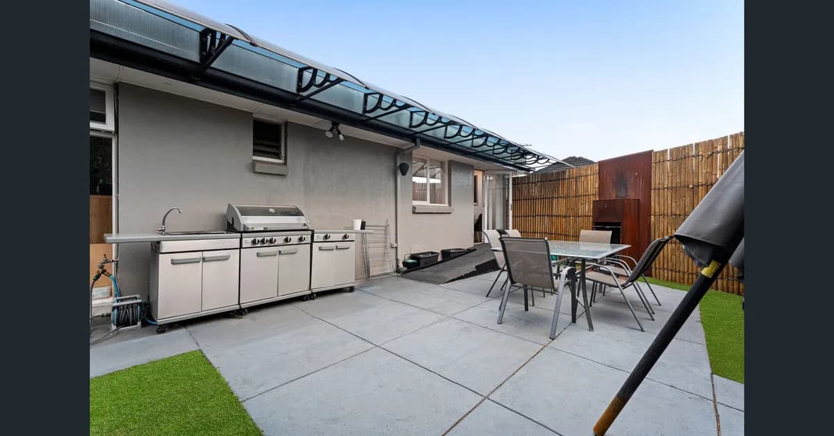Comfortable Mulgrave Family Home with Outdoor Kitchen and a Senior Maltese-Shih Tzu - Photo 3