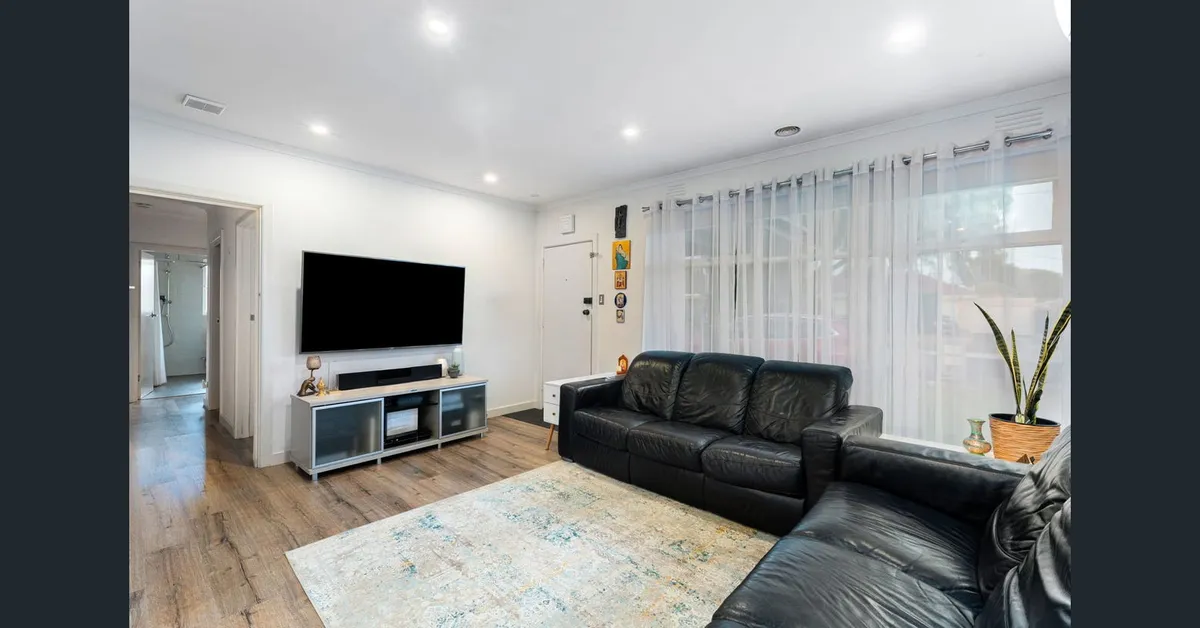 Comfortable Mulgrave Family Home with Outdoor Kitchen and a Senior Maltese-Shih Tzu - Photo 1