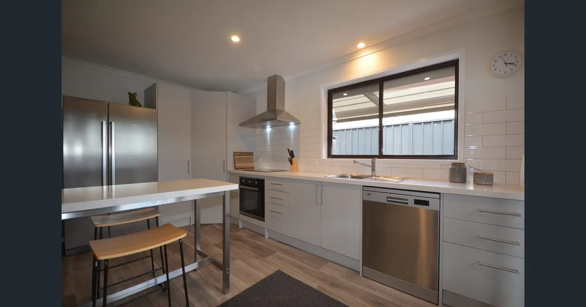 Renovated East Bendigo Family Home in Regional Victoria with a Friendly Schnauzer - Photo 2