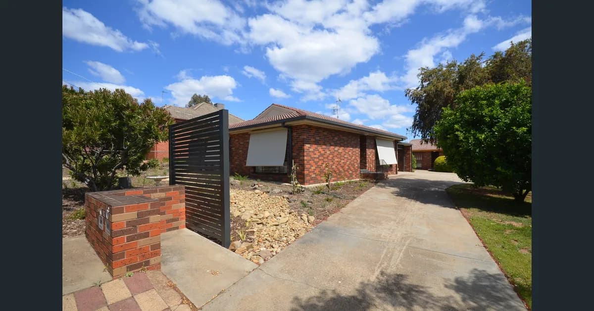 Renovated East Bendigo Family Home in Regional Victoria with a Friendly Schnauzer - Photo 3
