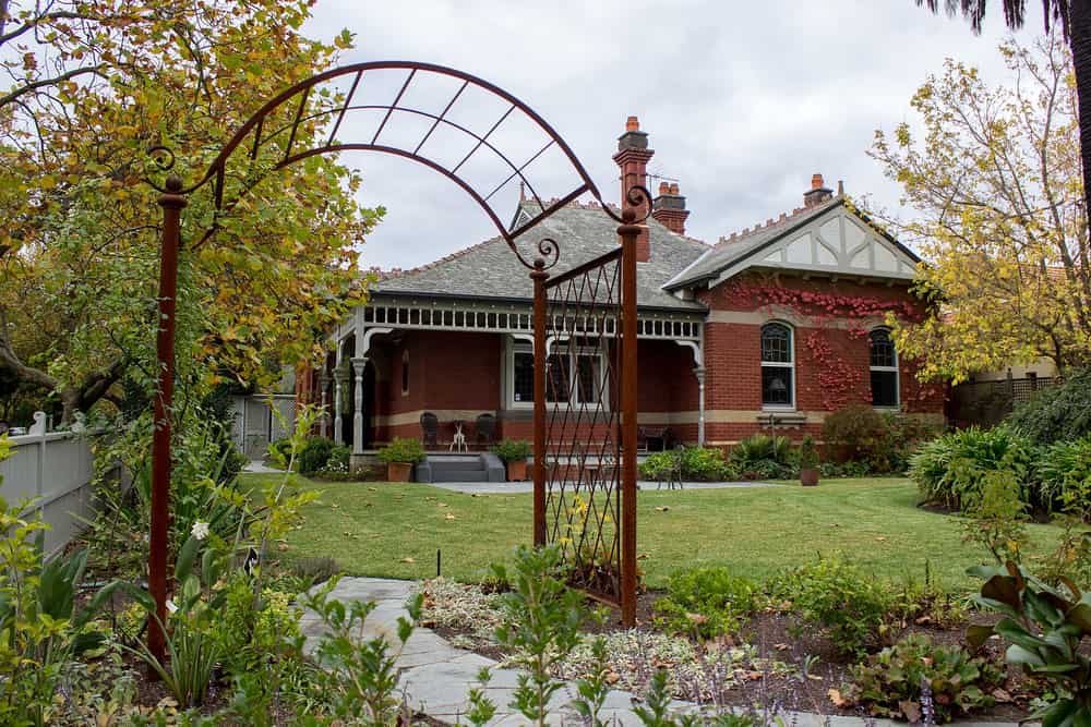 Quiet Glen Waverley Family Home With a Cat and a Fish Tank - Photo 1